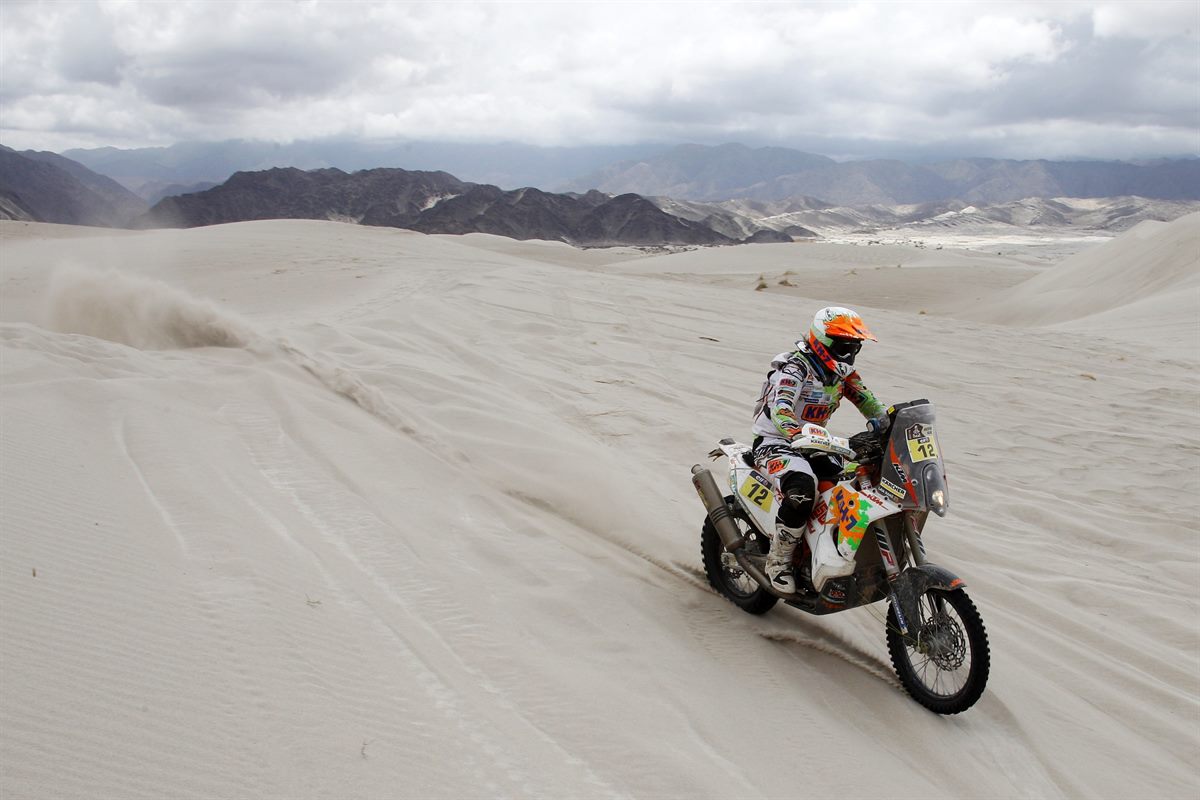 Laia Sanz en acción en las dunas de arena