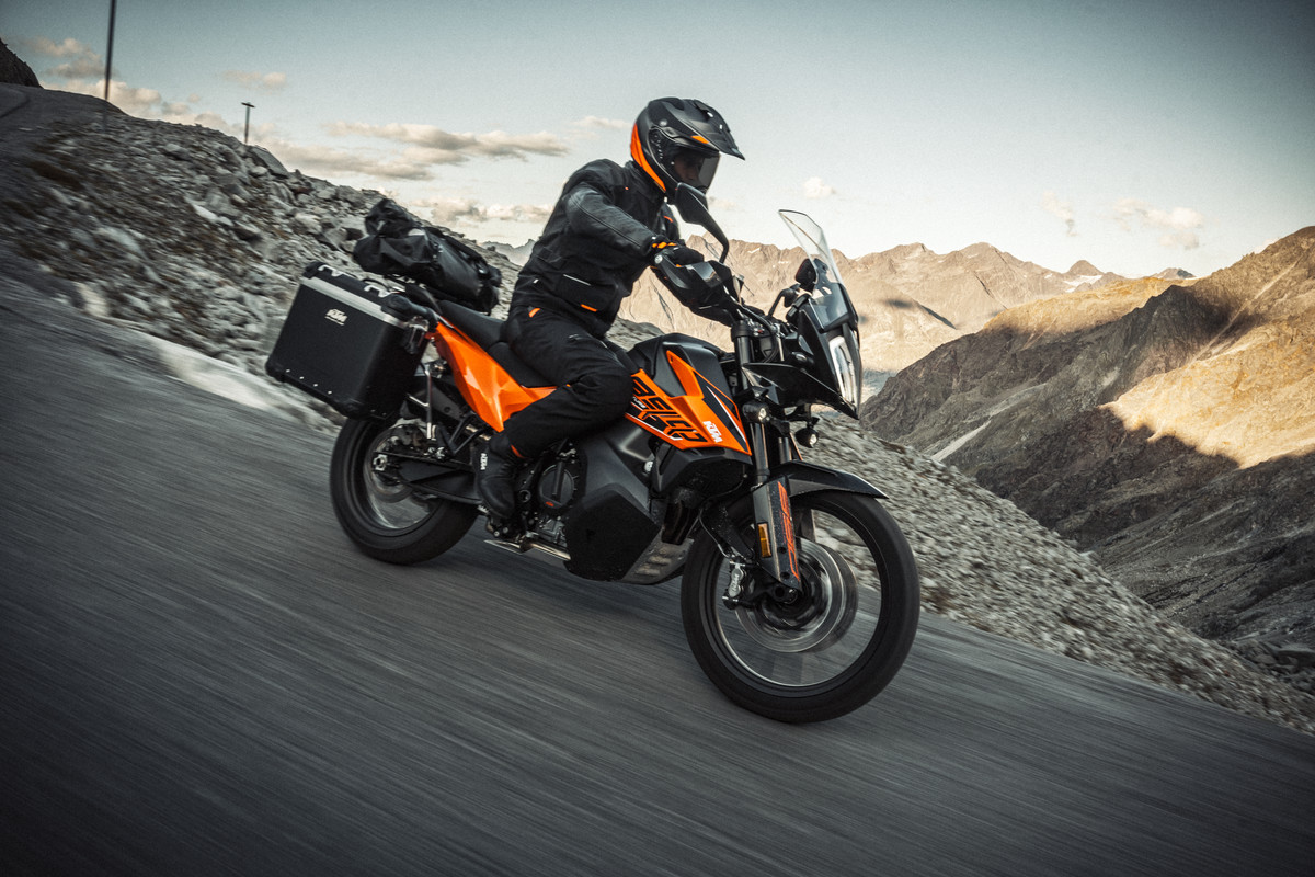 359580_MY21 KTM 890 ADVENTURE_ Action_MY21