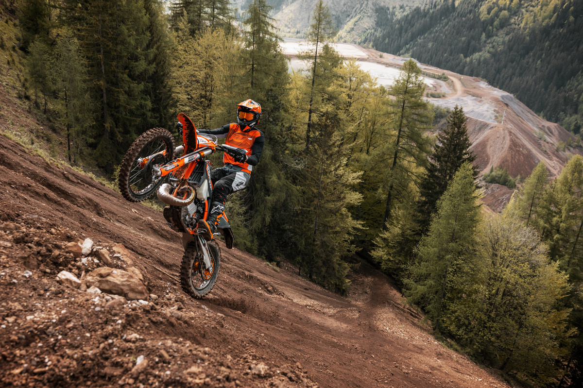 CHECK IT OUT CHRIS BIRCH & KAILUB RUSSELL TAKE THE NEW KTM 300 XCW ERZBERGRODEO FOR A RIDE UP