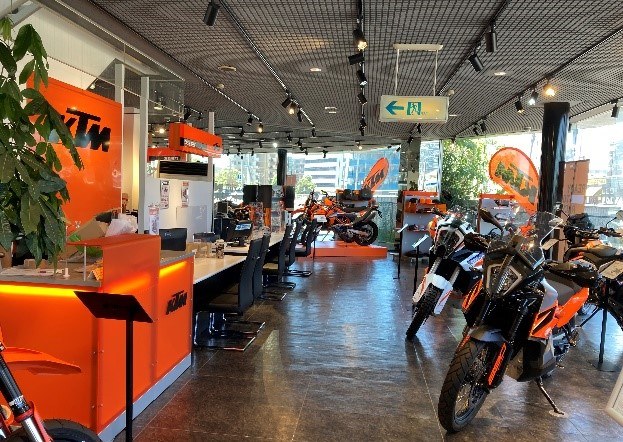 KTM 千葉 店内