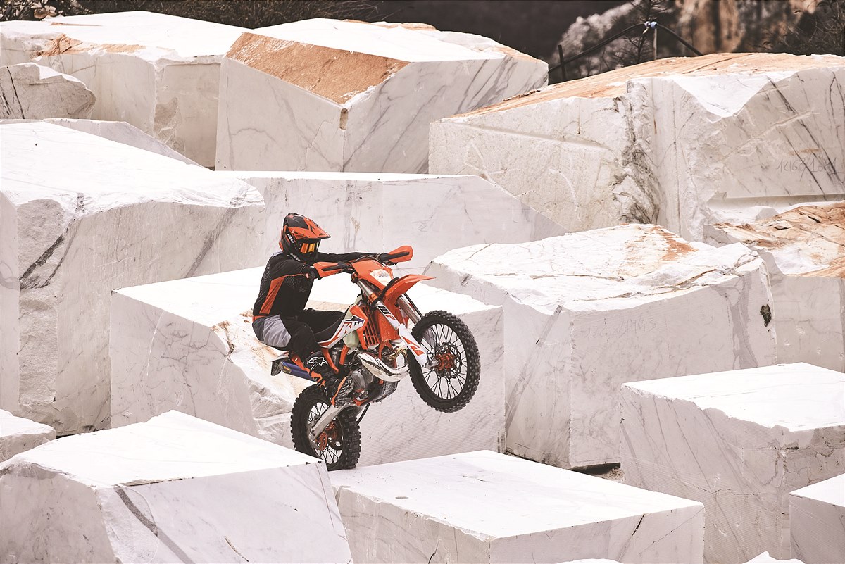 430213_MY23 KTM 300 EXC - Action - Cat B_MY23_01 ACTION