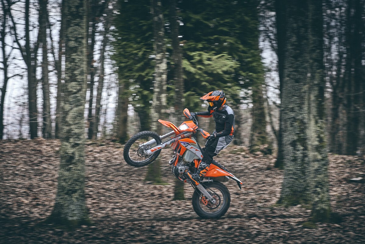 430220_MY23 KTM 350 EXC-F - Action - Cat B_MY23_01 ACTION