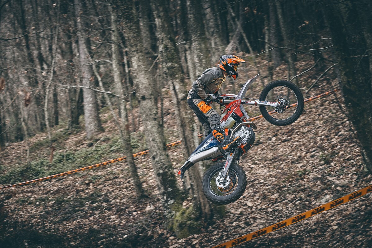 430224_MY23 KTM 450 EXC-F Six Days - Action - Cat B - FRA Approved_MY23_01 ACTION