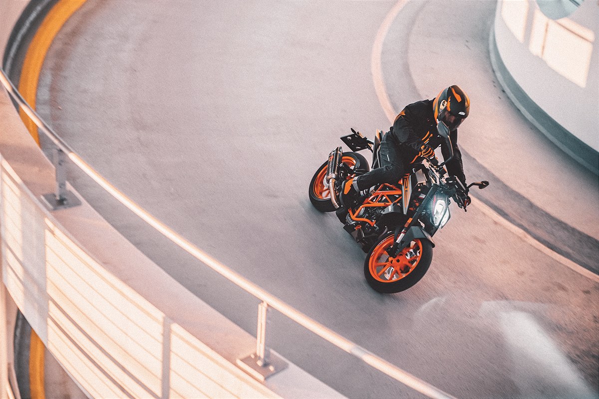 358656_KTM Naked Model Range_ Action_MY21
