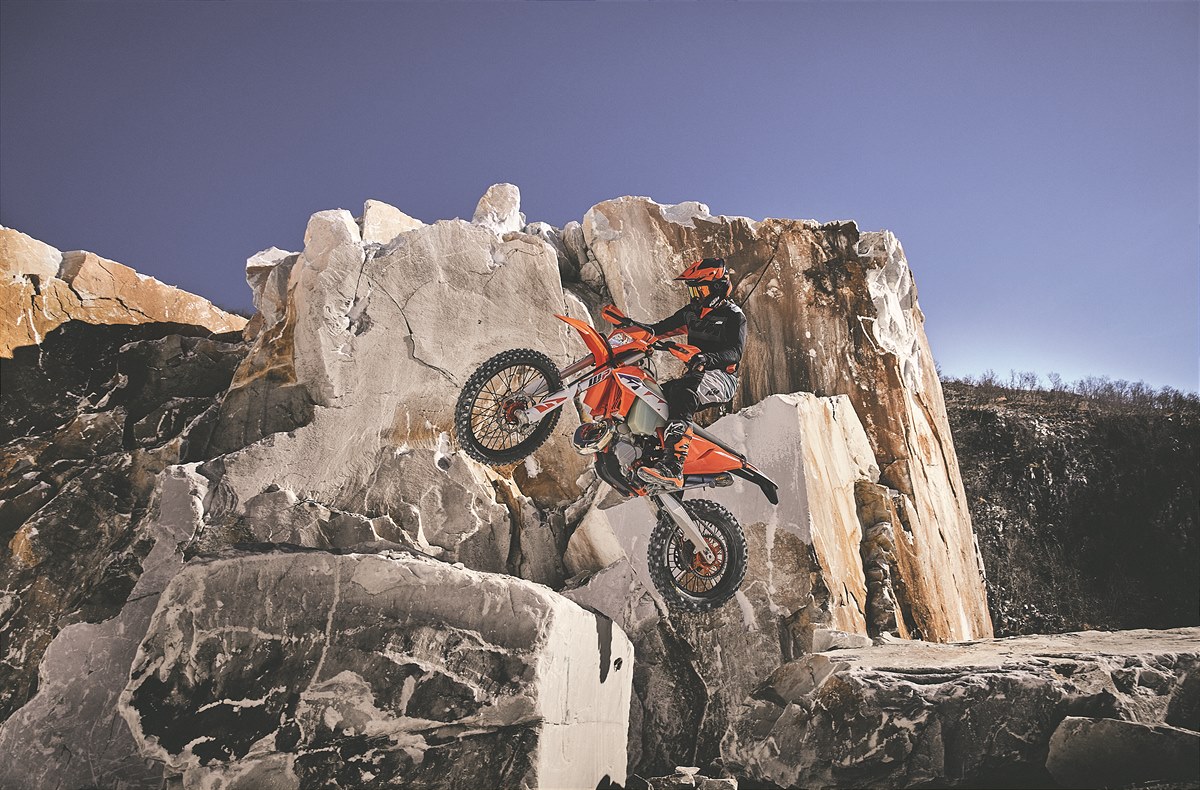 430208_MY23 KTM 300 EXC - Action - Cat B_MY23_01 ACTION