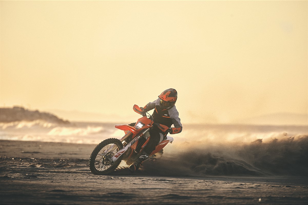 430241_MY23 KTM 350 EXC-F - Action - Cat B_MY23_01 ACTION