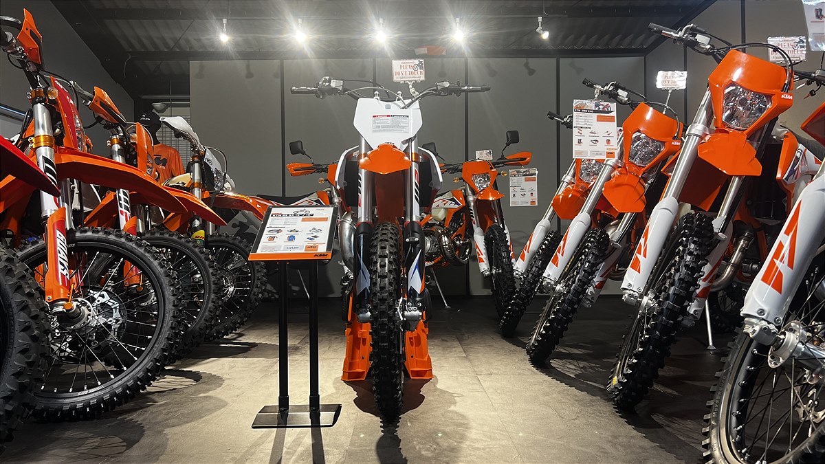 KTM 富士店内