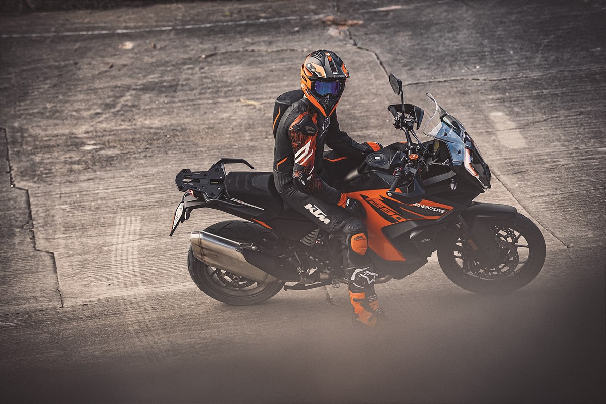 371549_MY21 KTM 1290 SUPER ADVENTURE S_ Action_MY21