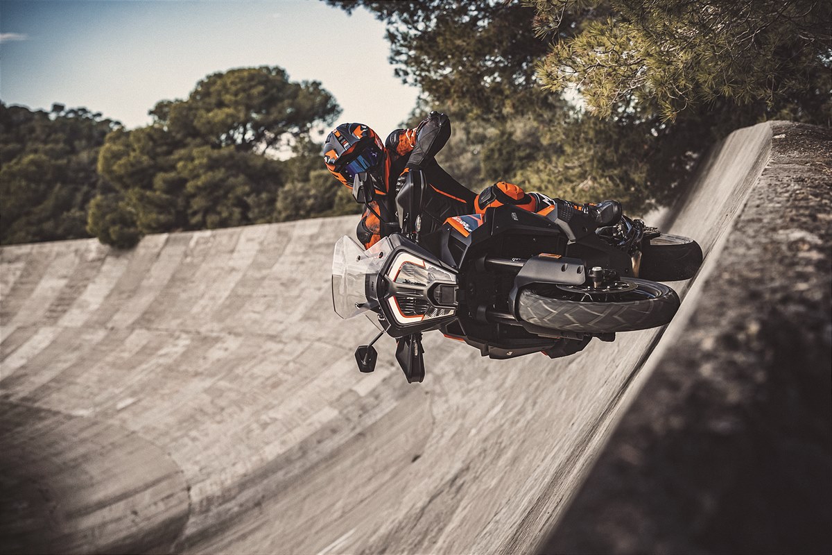 371550_MY21 KTM 1290 SUPER ADVENTURE S_ Action_MY21