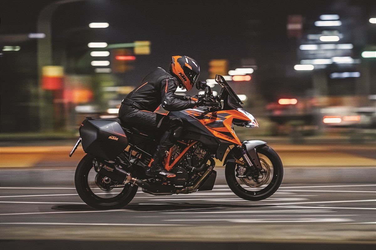 420107_MY22 KTM 1290 SUPER DUKE GT_ Action_MY22_01 Action Images