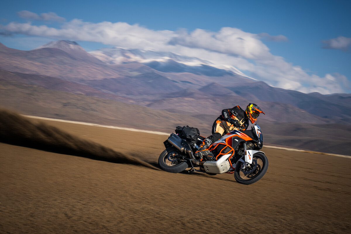 Difference between ktm 1290 super adventure r and s hot sale