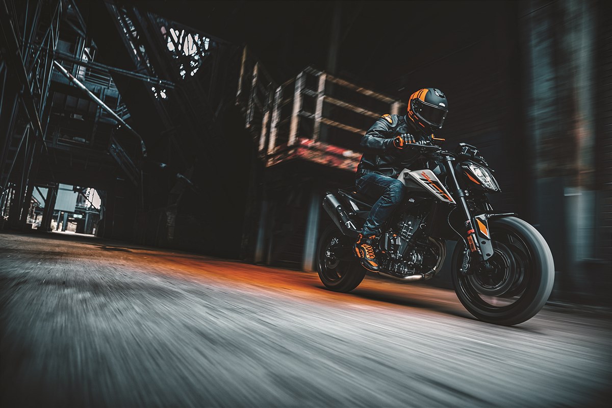 462423_MY23 KTM 790 DUKE_ Action_CAT  A_Action