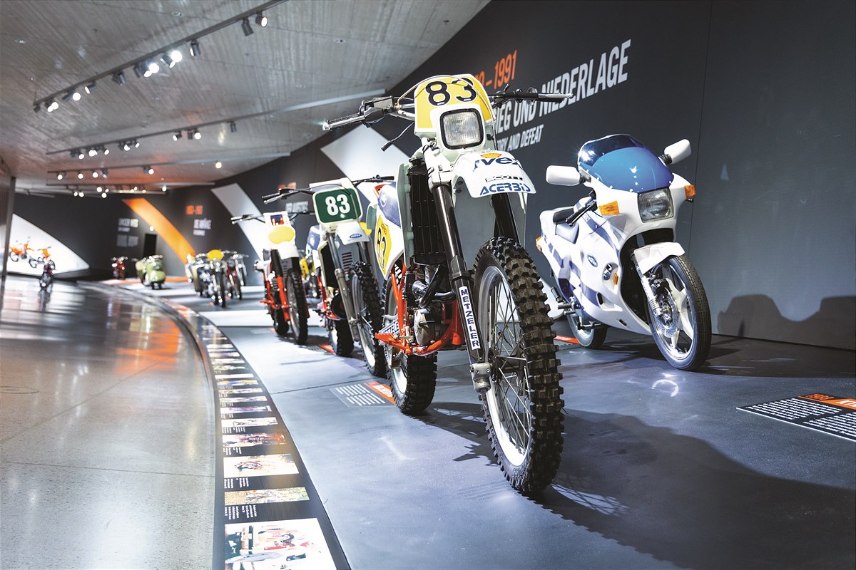 Neue historische Motorräder in der KTM Motohall