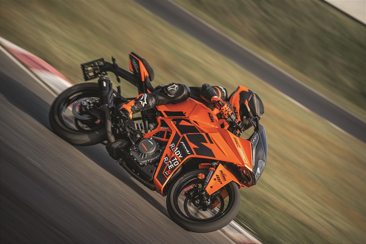 485508_MY23 KTM RC 390_Action_EU_ Global