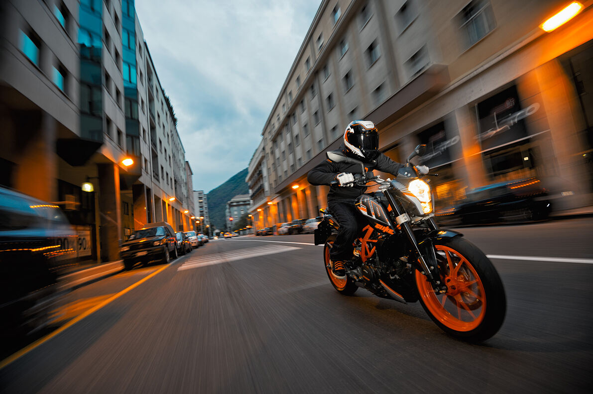 390 Duke_Action_03
