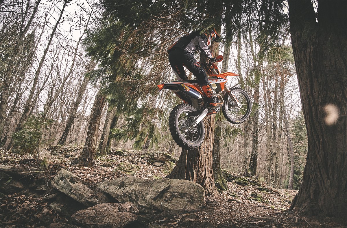 430228_MY23 KTM 350 EXC-F - Action - Cat B_MY23_01 ACTION