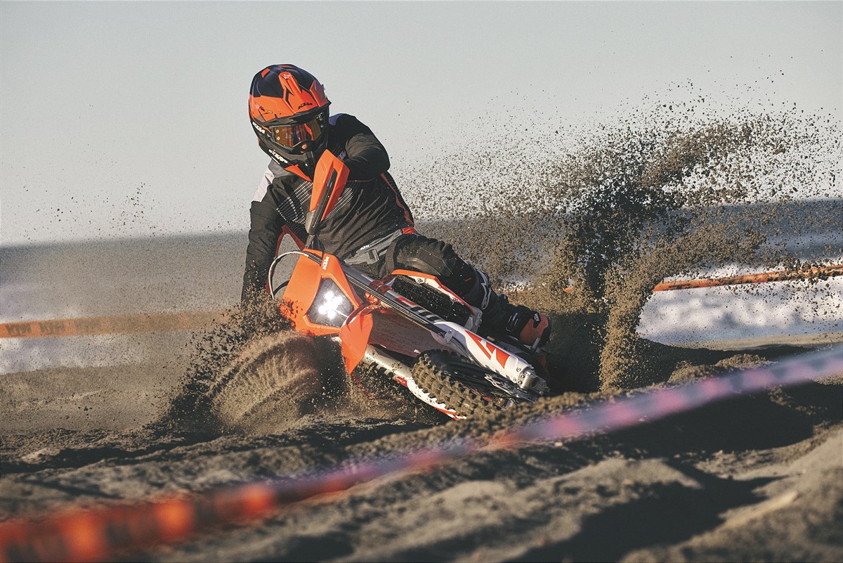 430246_MY23 KTM 350 EXC-F - Action - Cat B - FRA Approved_MY23_01 ACTION