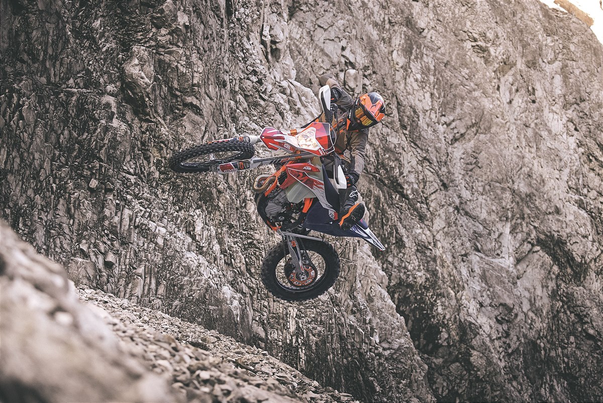 430254_MY23 KTM 450 EXC-F Six Days - Action - Cat B_MY23_01 ACTION