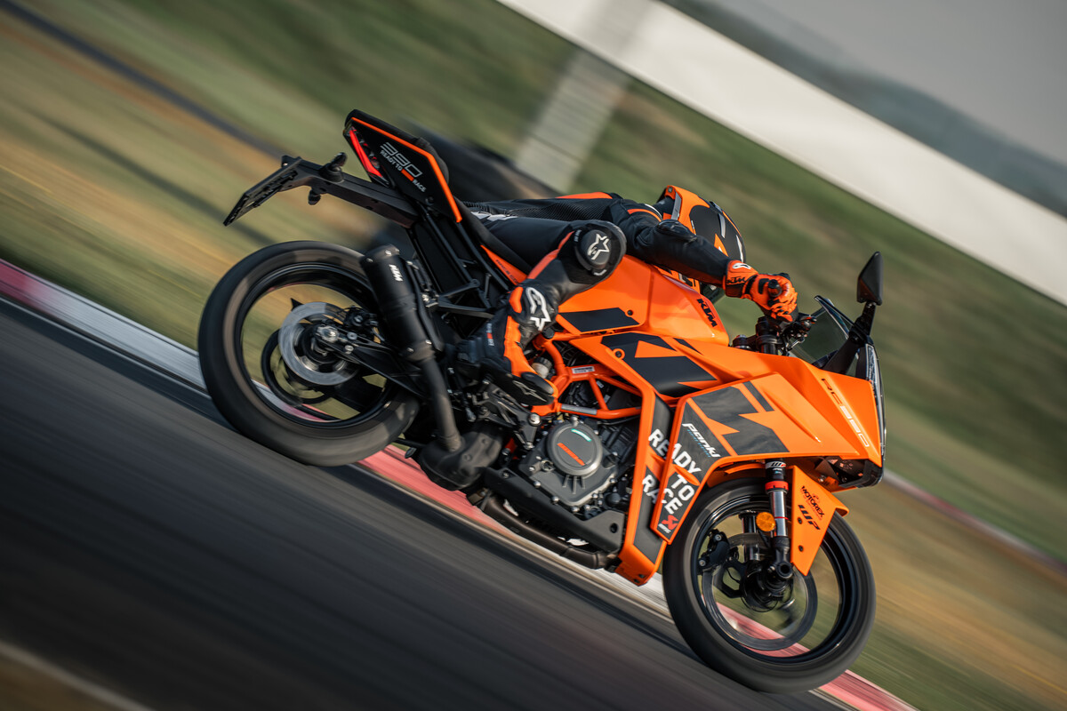485510_MY23 KTM RC 390_Action_ Global