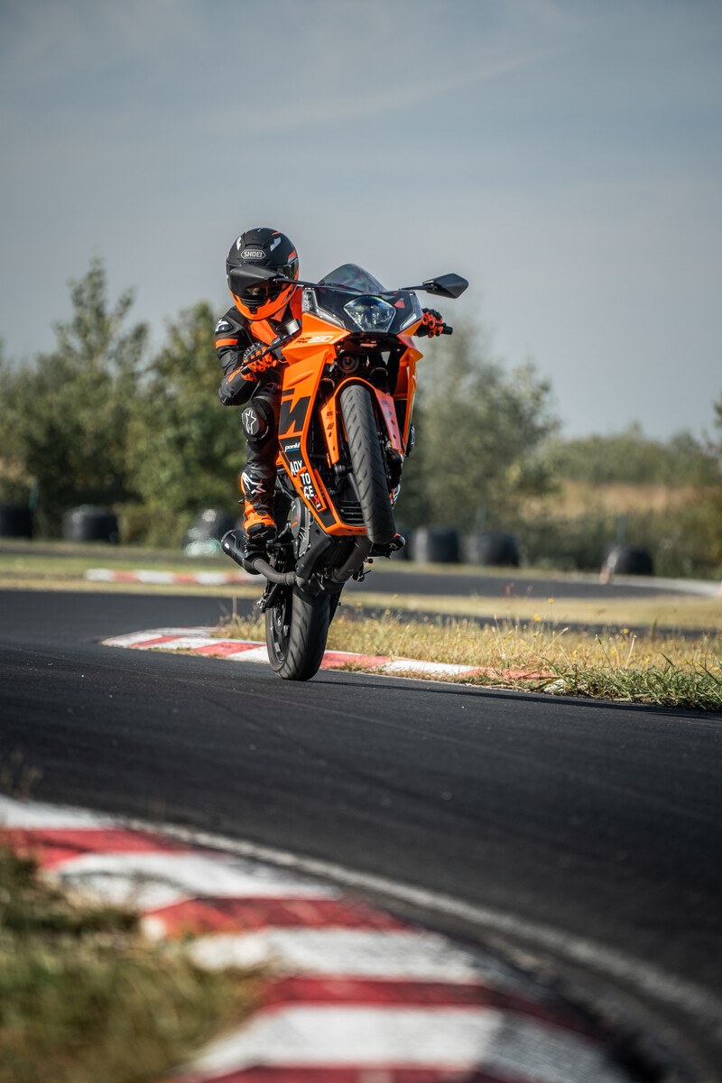 485512_MY23 KTM RC 390_Action_ Global