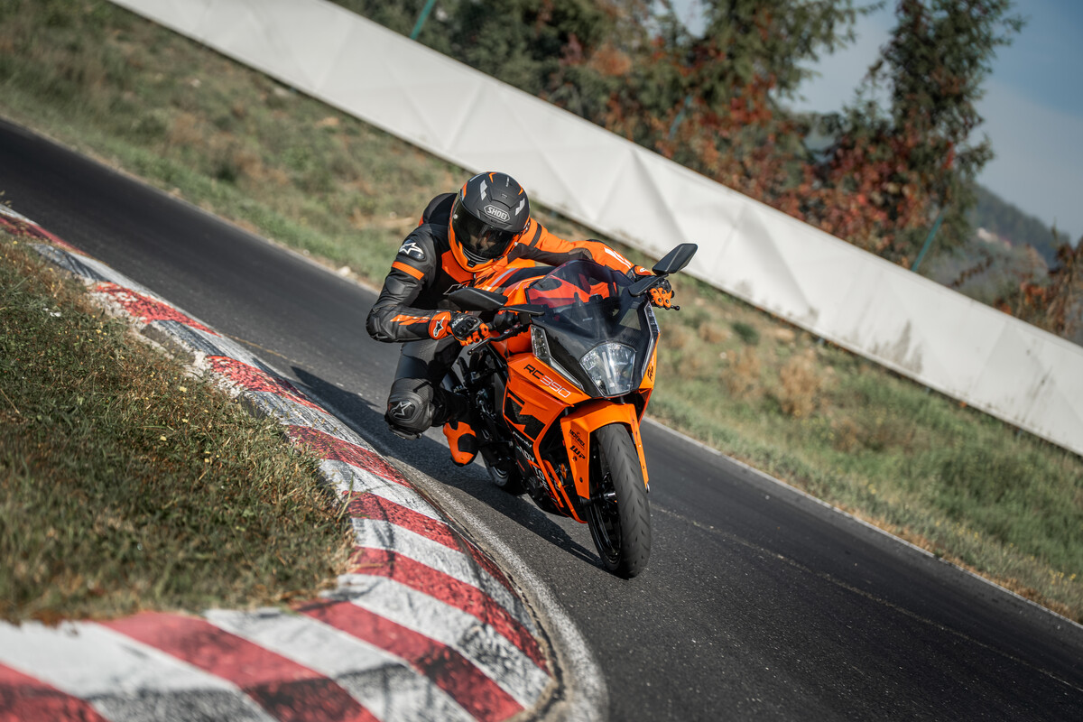 485517_MY23 KTM RC 390_Action_ Global