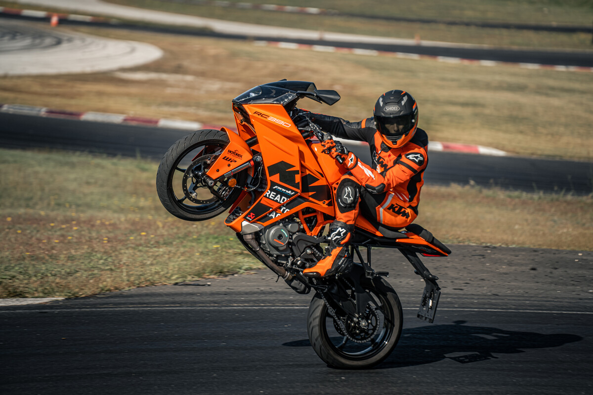 485518_MY23 KTM RC 390_Action_ Global