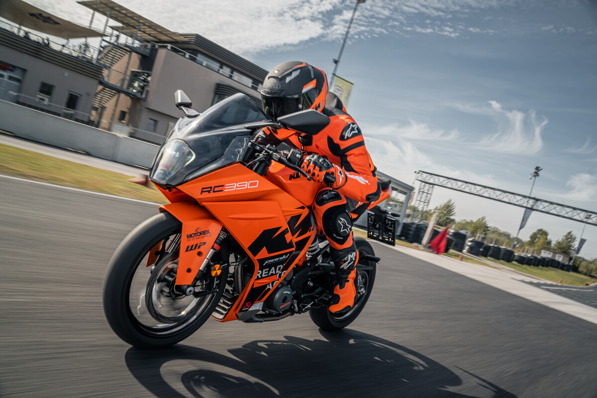 485525_MY23 KTM RC 390_Action_ Global