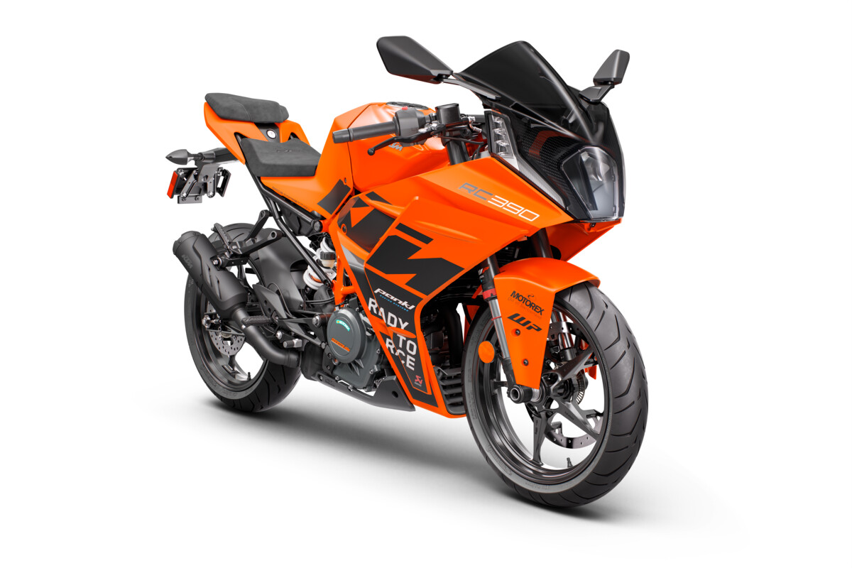478772_RC390 ORANGE US MY23 Front-Right_USA