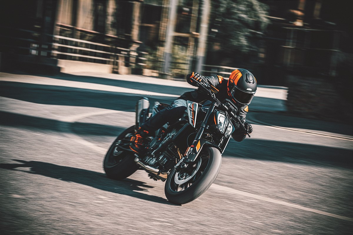 462214_MY23 KTM 790 DUKE_ Action_EU_ Global