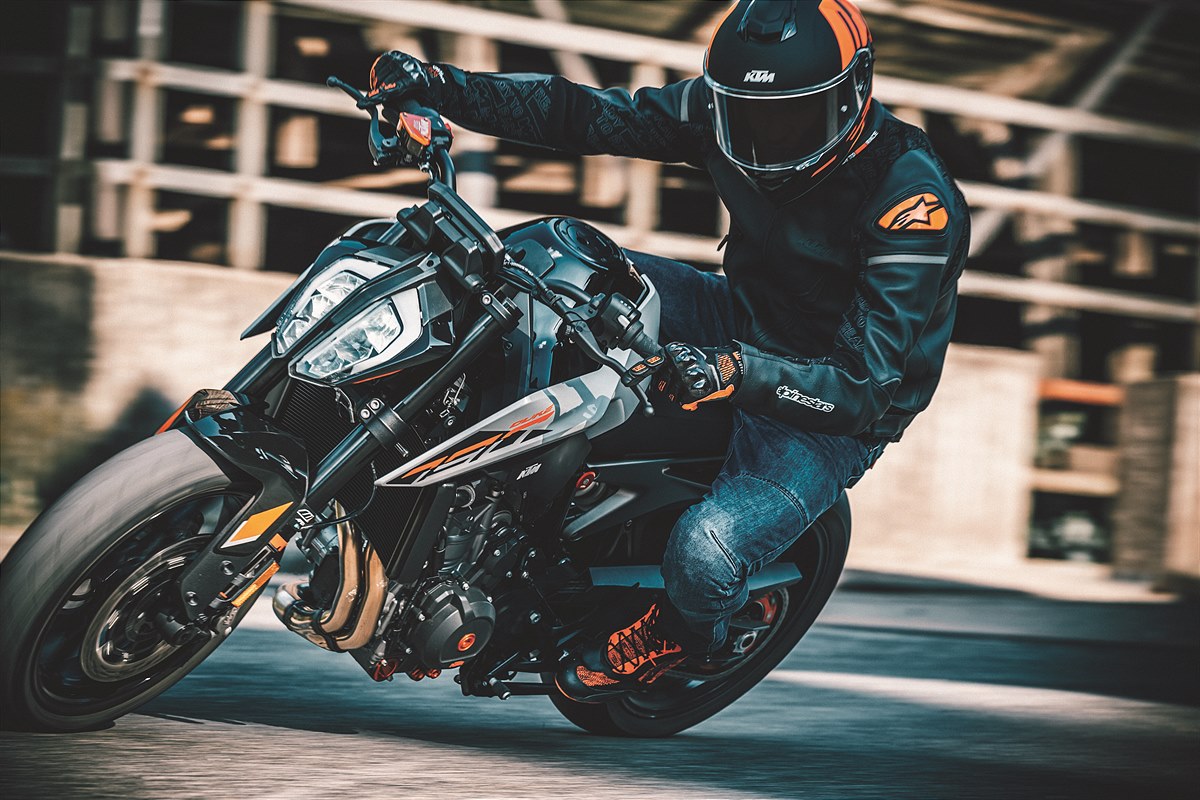 462216_MY23 KTM 790 DUKE_ Action_EU_ Global