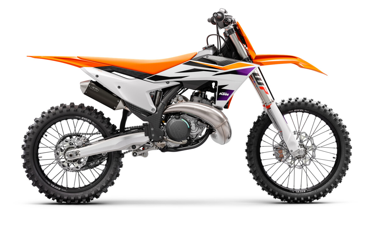 496180_MY24_KTM-250-SX_90-Right_Studio