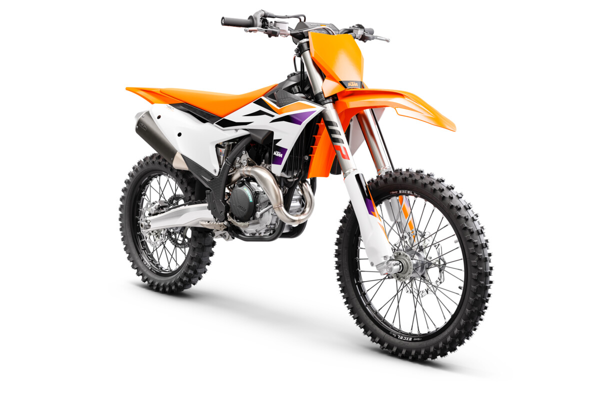 496214_MY24_KTM-450-SX-F_Front-Right_Studio