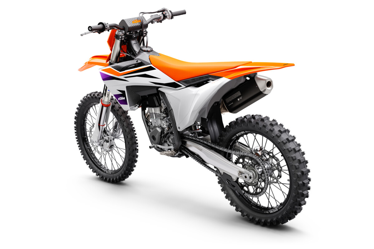 496215_MY24_KTM-450-SX-F_Rear-Left_Studio