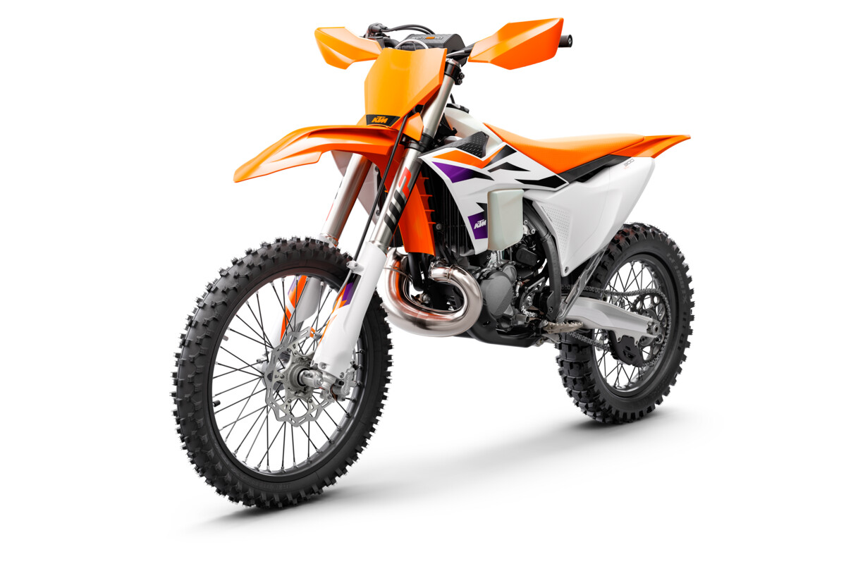 496365_MY24 KTM 300 XC _45 Front-Left_Studio