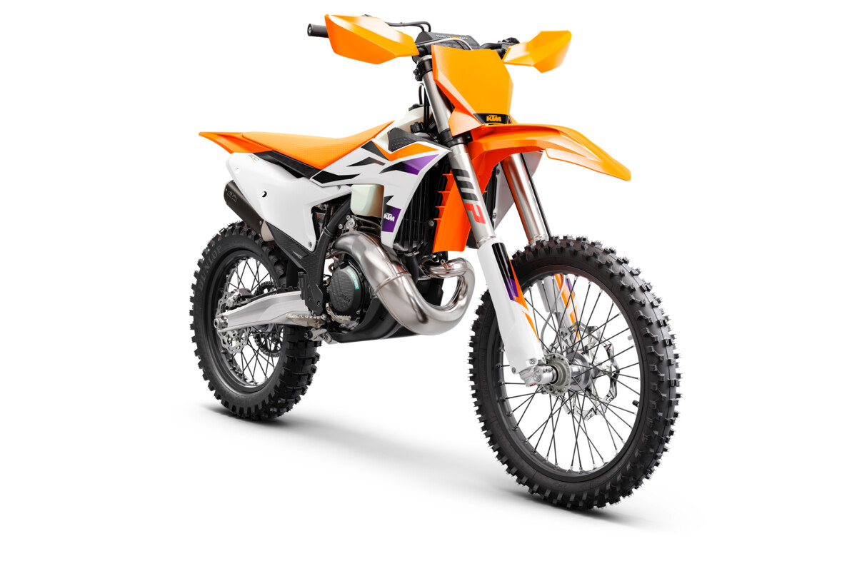 496368_MY24 KTM 300 XC _45 Front-Right_Studio
