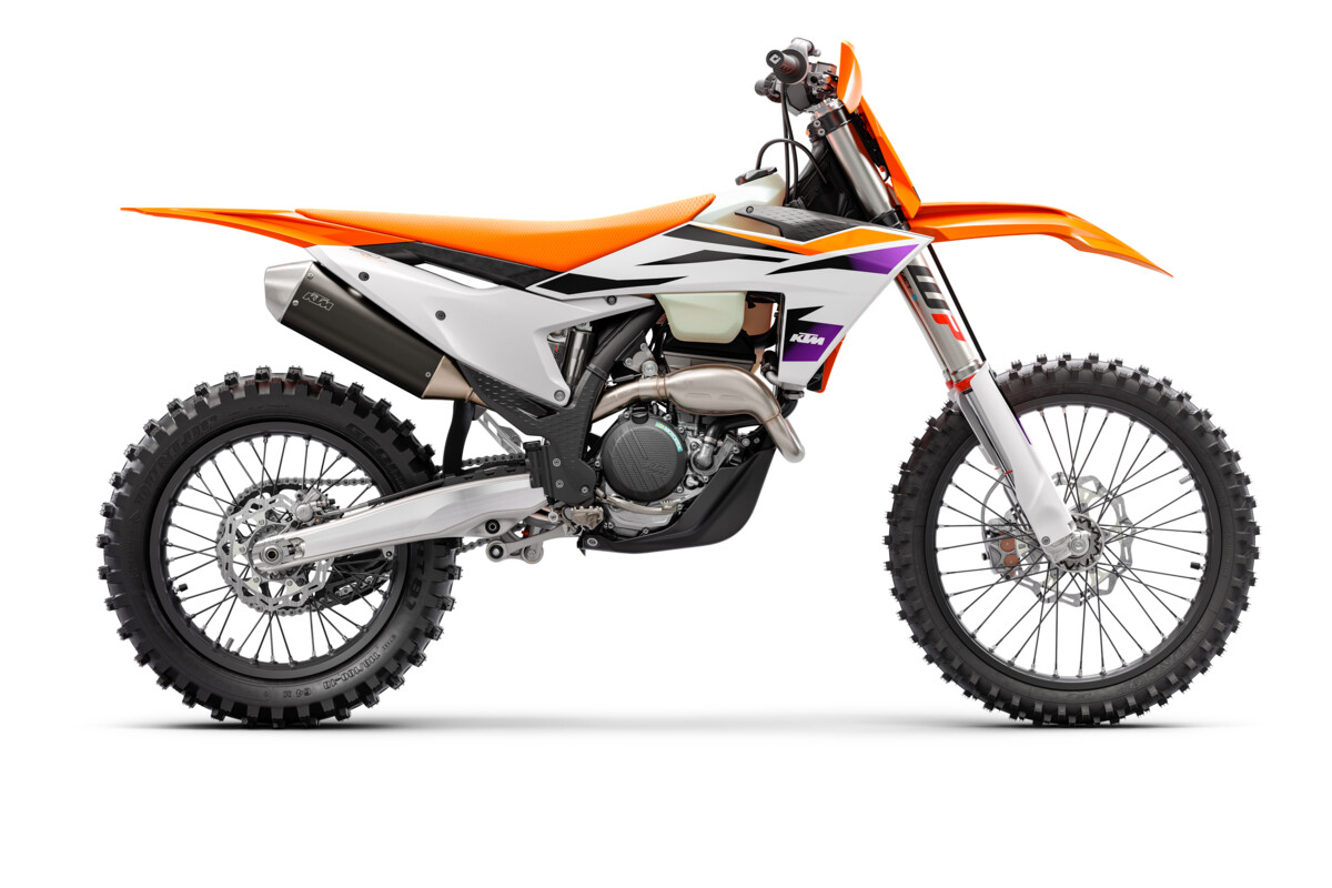 496374_MY24 KTM 250 XC-F _90 Right_Studio
