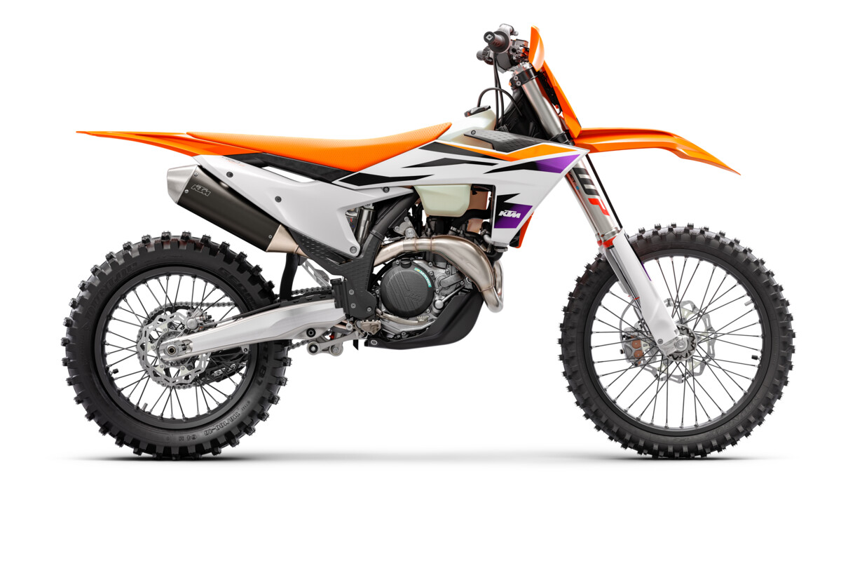 496386_MY24 KTM 450 XC-F _90 Right_Studio