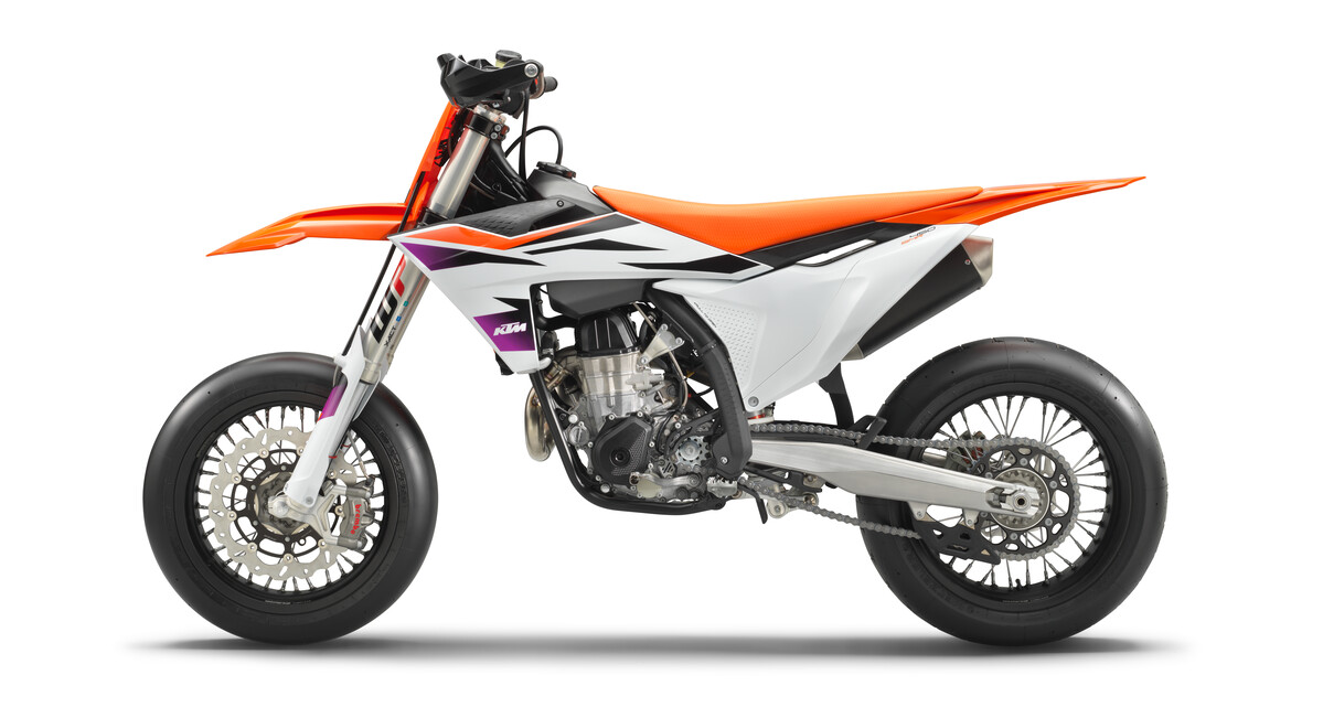 501567_MY24 KTM 450 SMR_ 90 Degrees Left_Studio