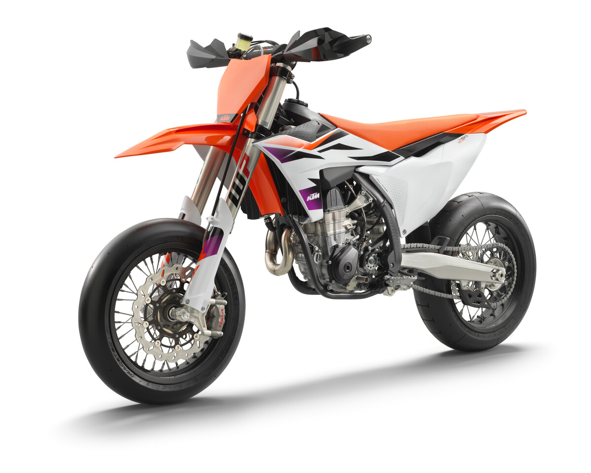 501569_MY24 KTM 450 SMR_ 45 Degrees Front-Left_Studio_Studio