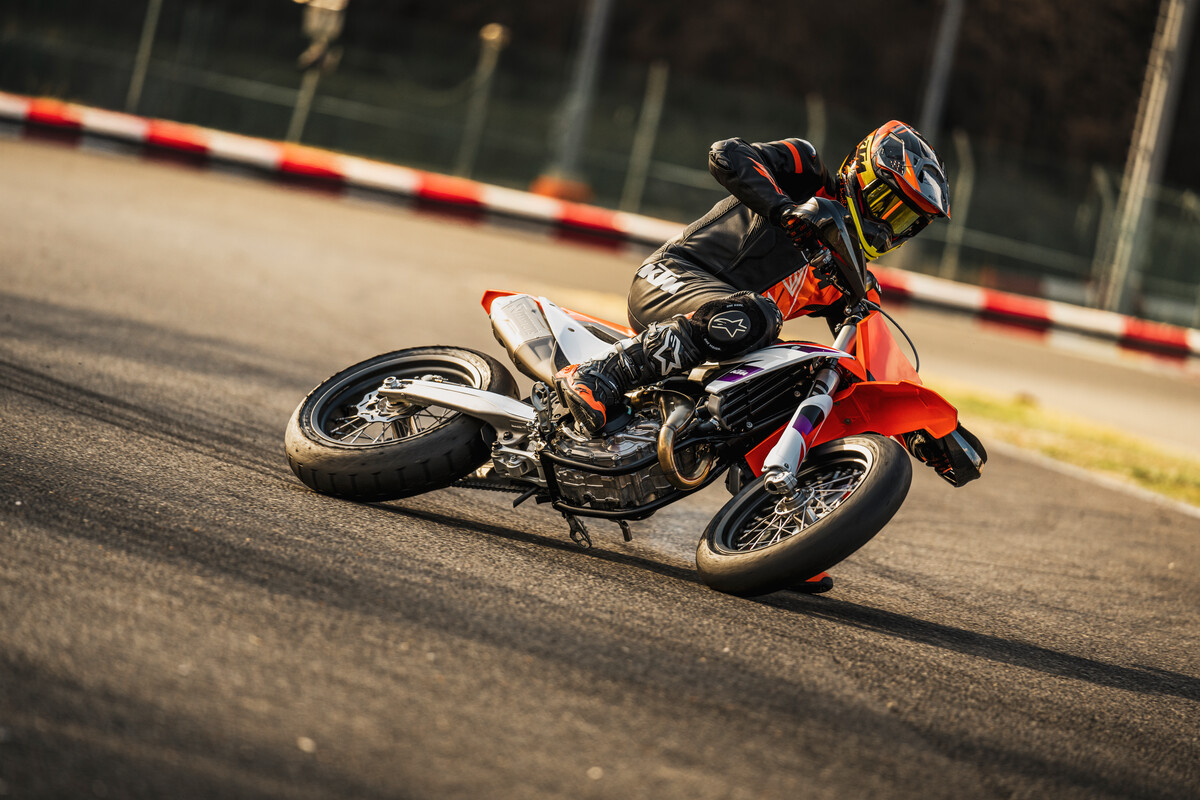 506074_MY24 KTM 450 SMR _US_USA
