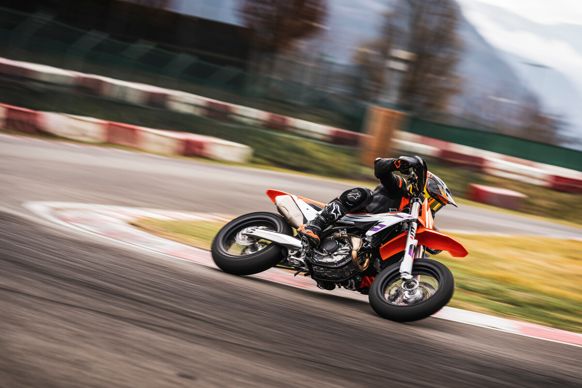 506076_MY24 KTM 450 SMR _US_USA