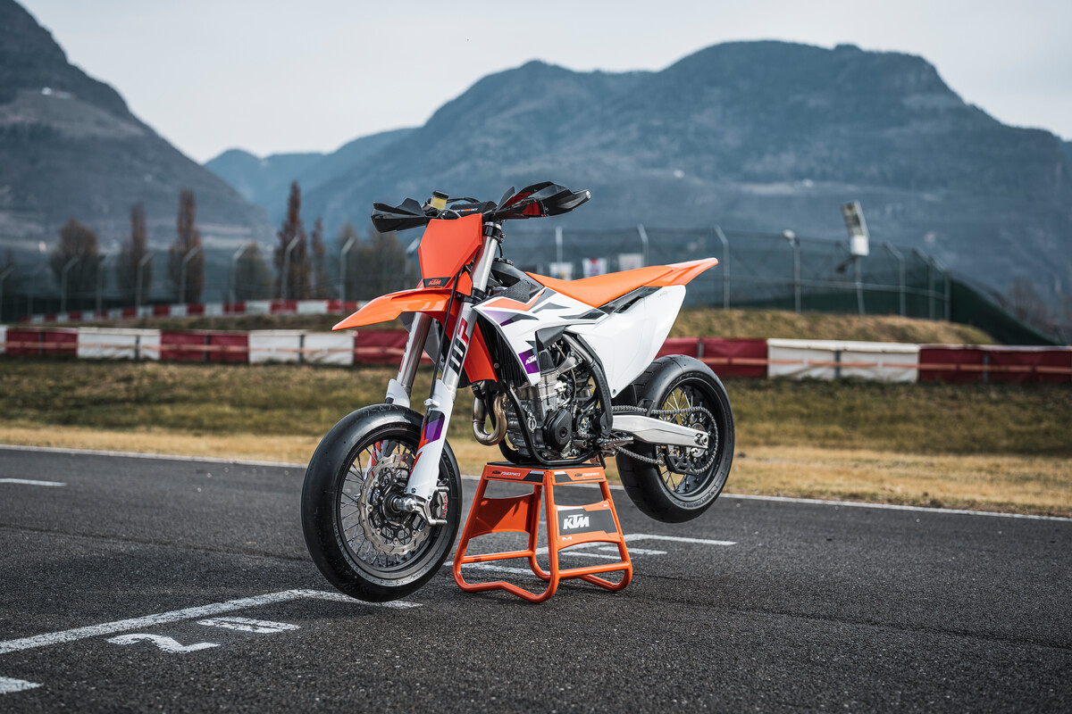 506159_MY24 KTM 450 SMR_EUROPE GLOBAL