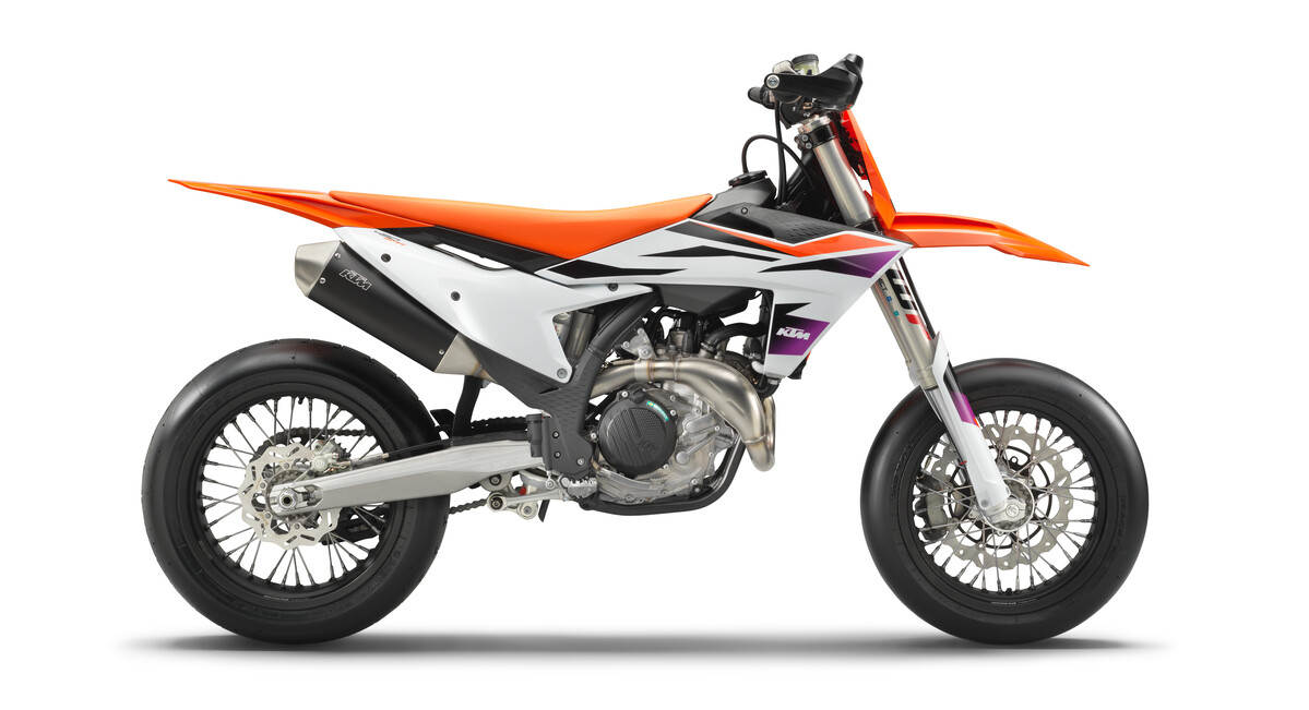 501568_MY24 KTM 450 SMR_ 90 Degrees Right_Studio_Studio