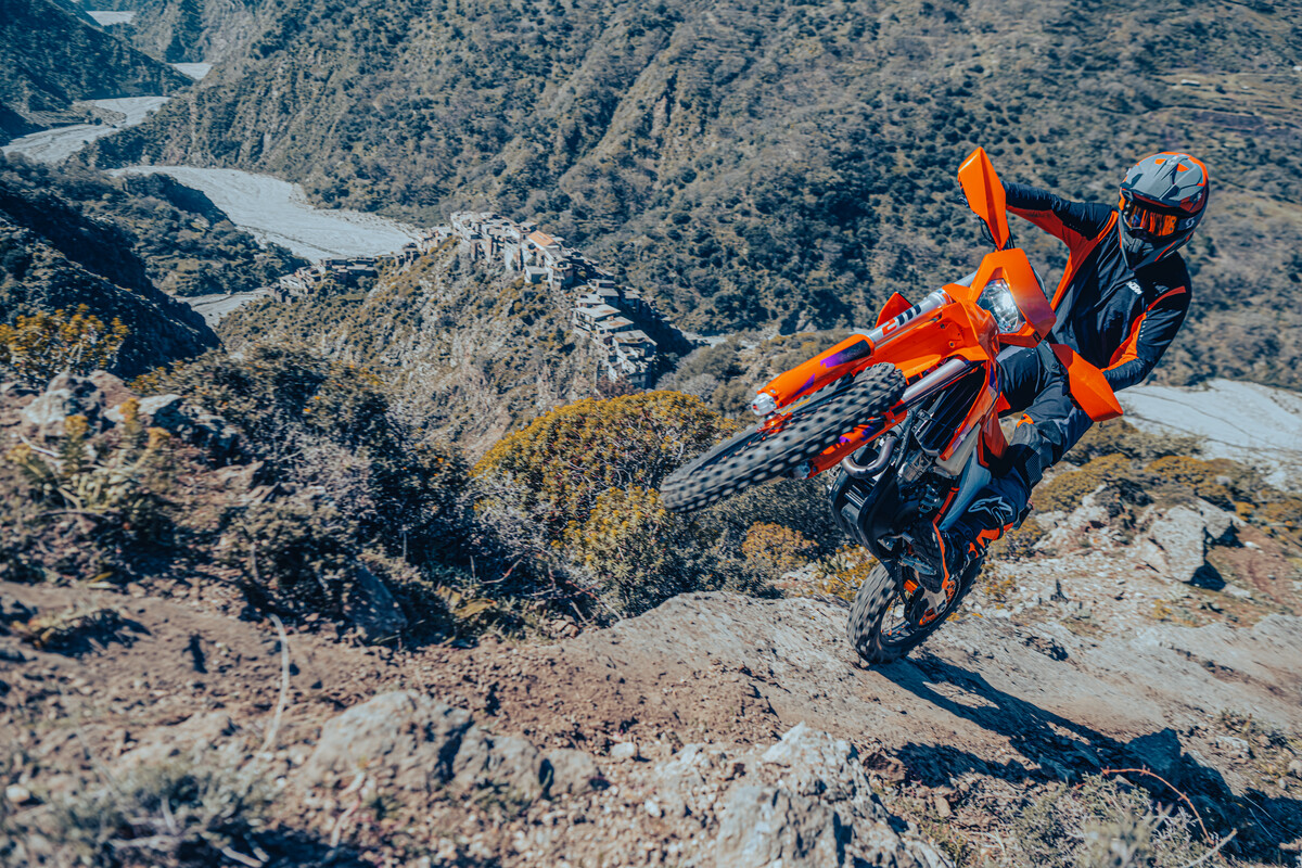 514807_MY24 KTM 350 XW-F - Action - Cat B _EUROPE GLOBAL_CAT B_01_ACTION
