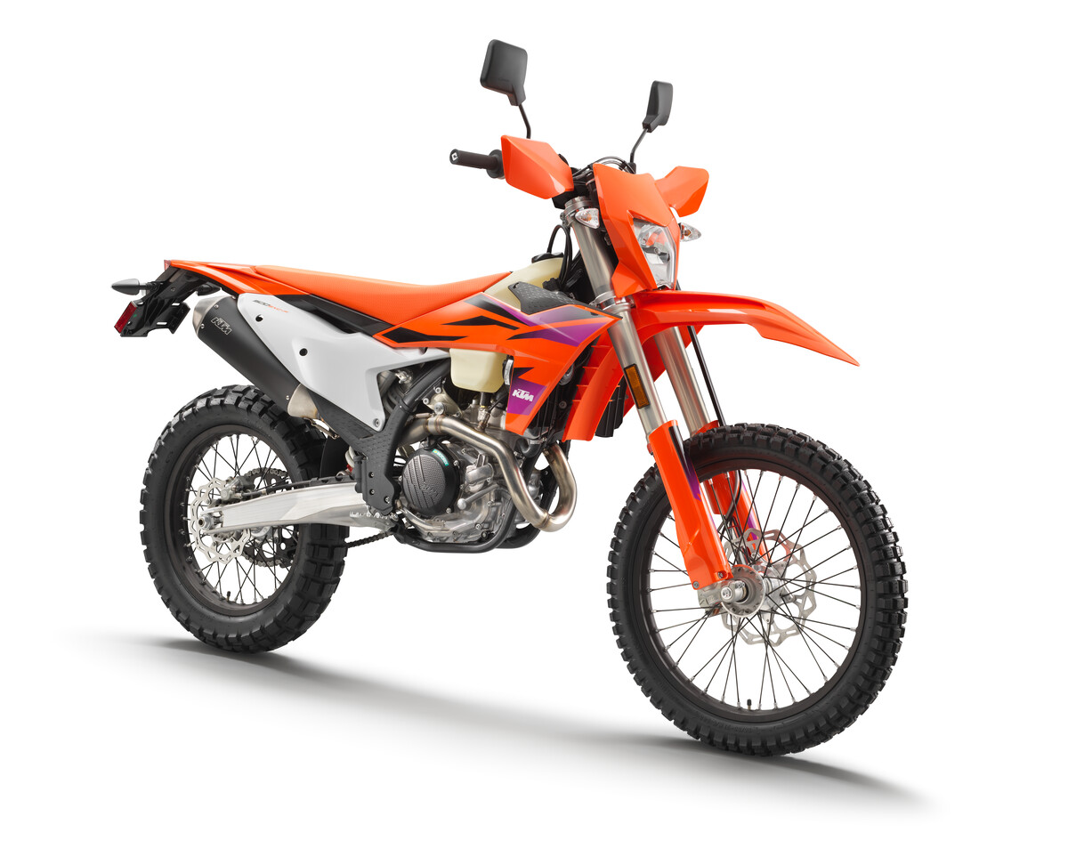 522413_500 EXC-F US front right_MY24_USA STREET LEGAL