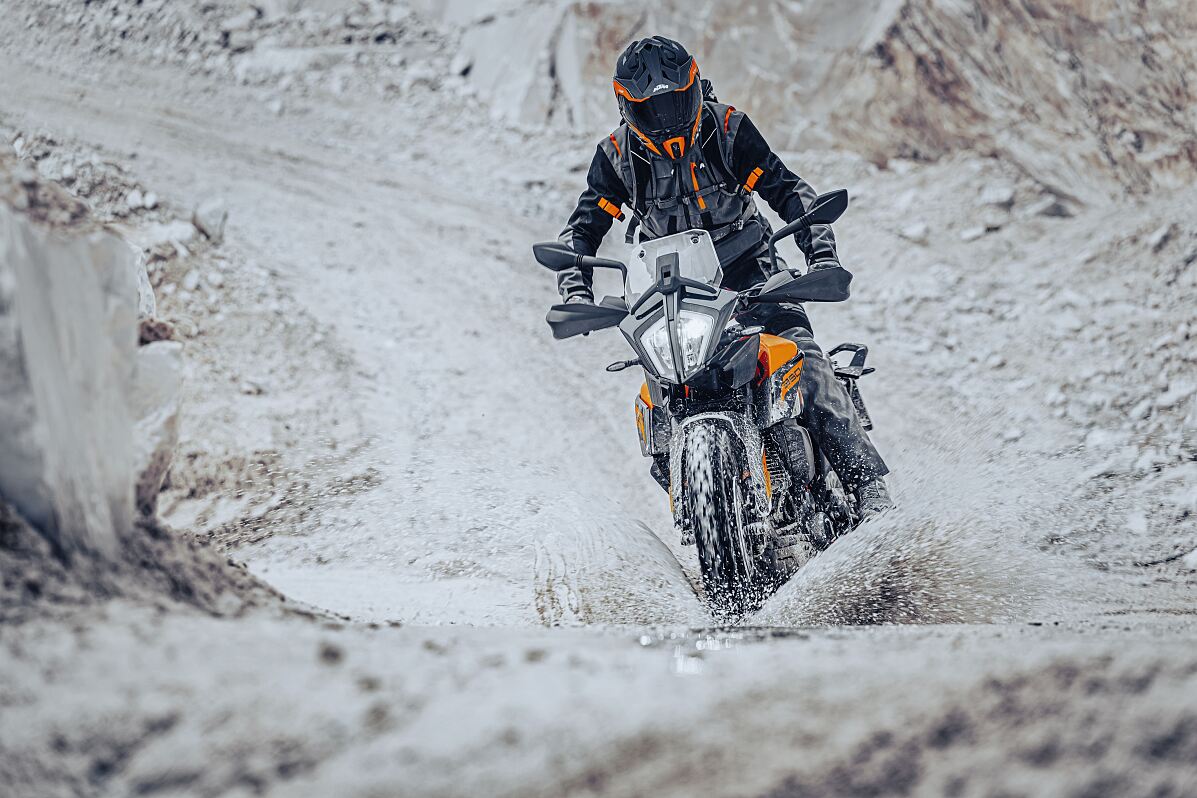 491713_MY23 KTM 390 ADVENTURE _Spoke Wheels_ Action - CAT B_IMAGES_EU_ Global