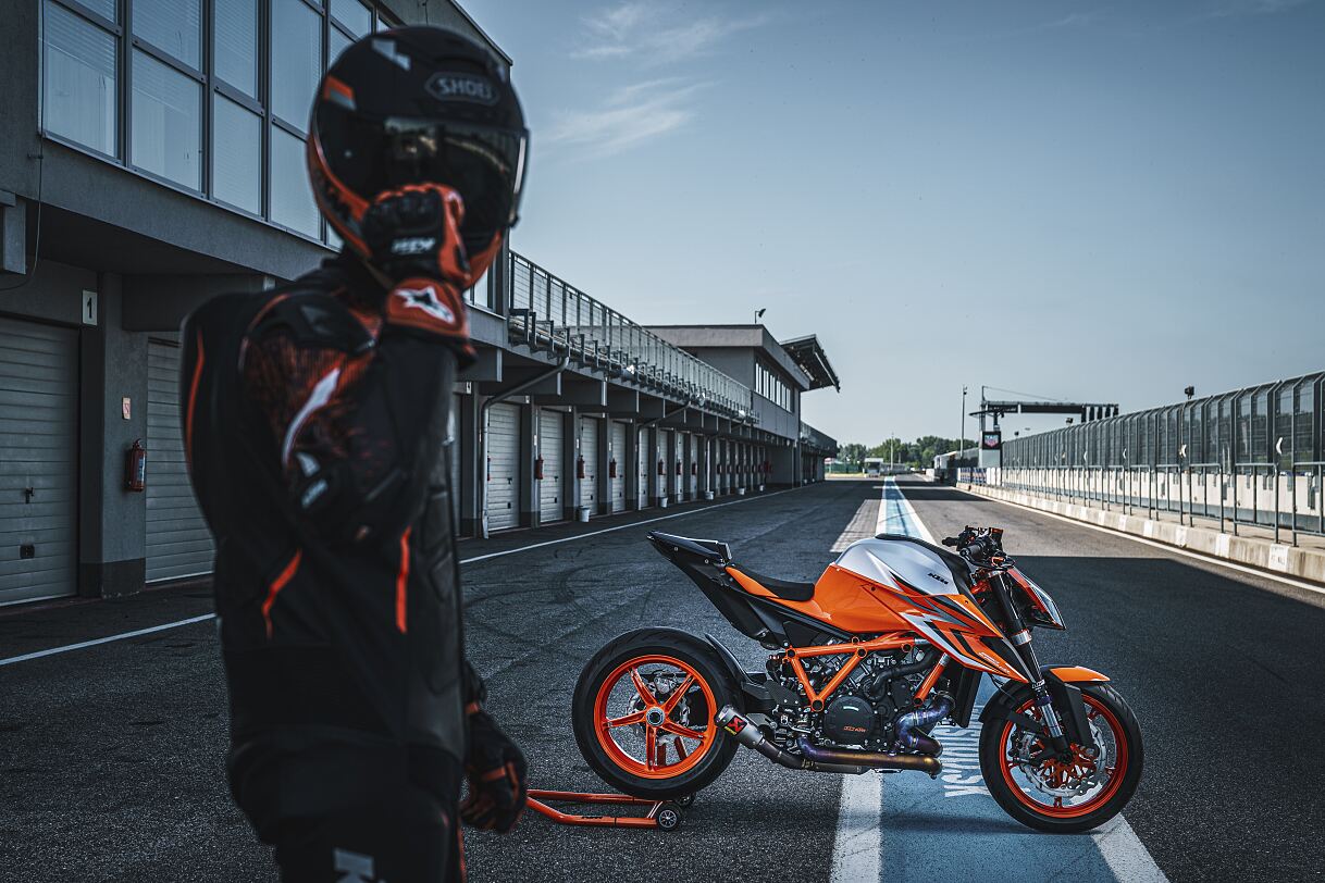 411591_MY22 KTM 1290 SUPER DUKE R - Cat B_EU_ Global