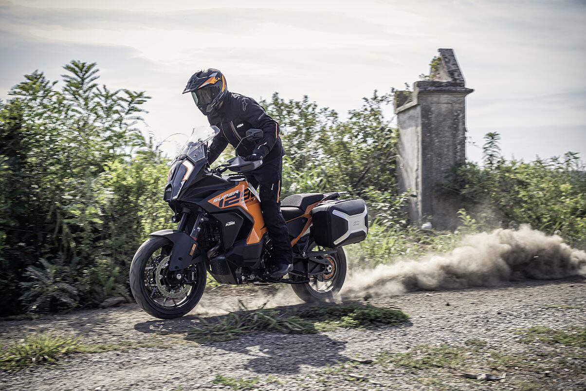 483687_MY23 KTM 1290 SUPER ADVENTURE S - Action - CAT A_EU_ Global
