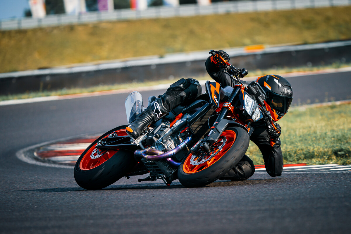 410957_MY22 KTM 890 DUKE R - Cat B_EU_ Global