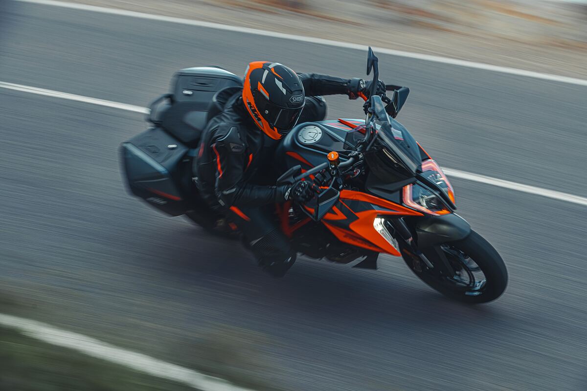 420088_MY22 KTM 1290 SUPER DUKE GT_ Action_EU_ Global